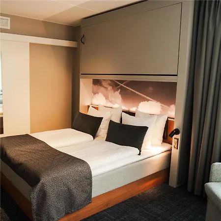 Airport Hotel *